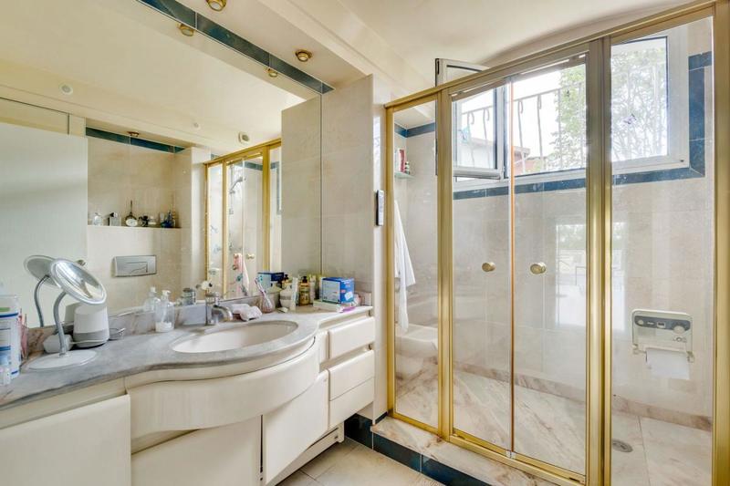 Maison - 250 m² - 8 pièces