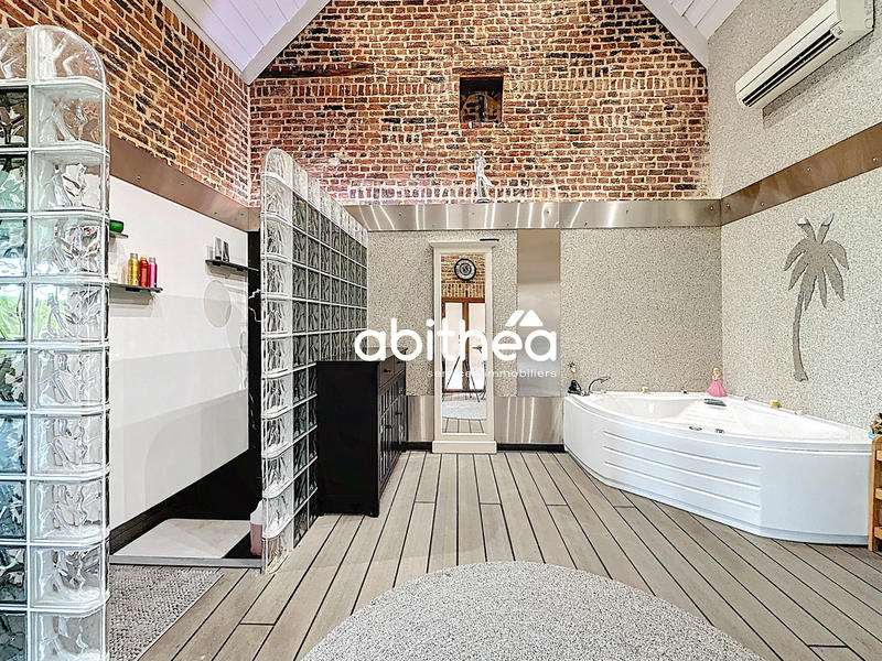 Maison - 305 m² - 9 pièces