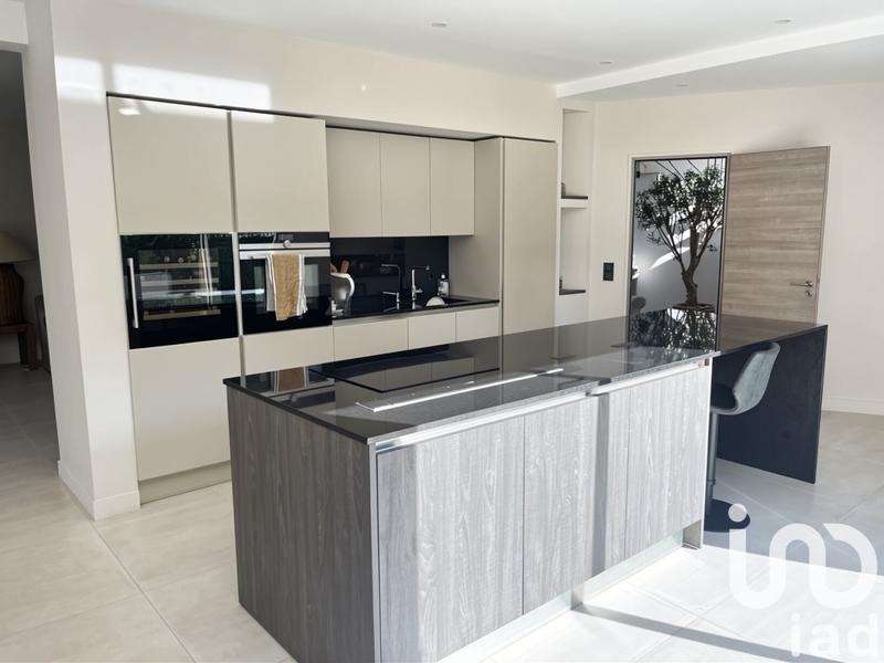 Maison - 240 m² - 10 pièces