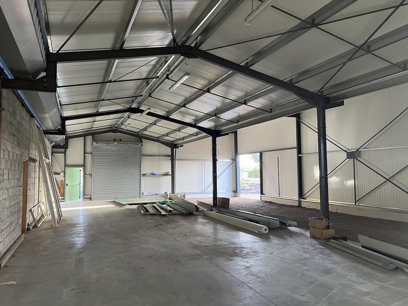 Local commercial - 1 266 m² - 3 pièces