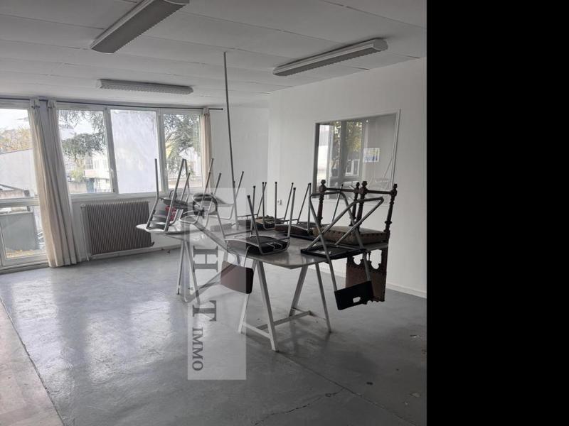 Entrepôt - 1 350 m²