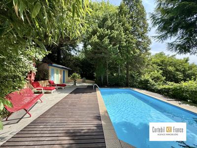 Villa - 251 m² - 8 pièces