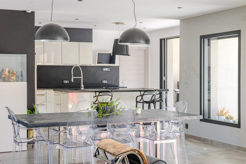 Maison - 325 m² - 8 pièces