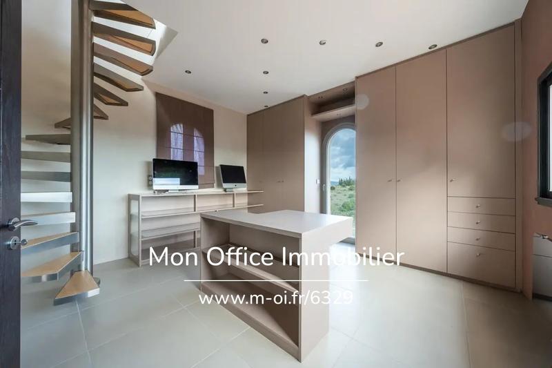 Propriété - 980 m² - 10 pièces