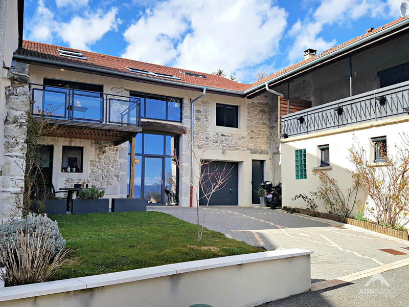 Maison - 240 m² - 8 pièces