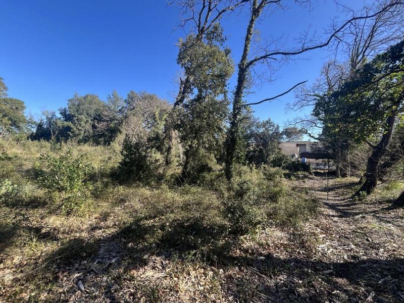 Terrain constructible - 1 050 m²