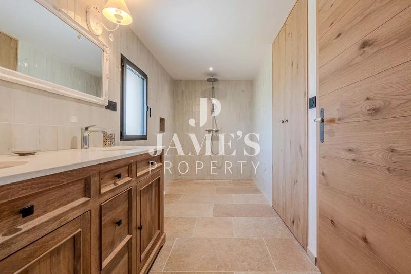 Maison - 210 m² - 6 pièces