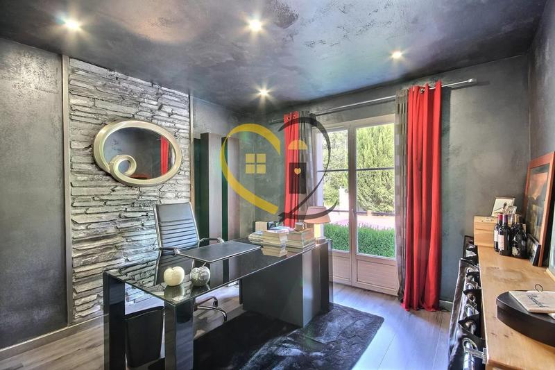 Maison - 300 m² - 11 pièces