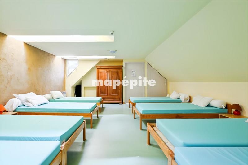 Maison - 1 275 m² - 19 pièces