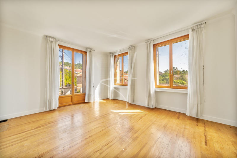 Maison - 210 m² - 6 pièces