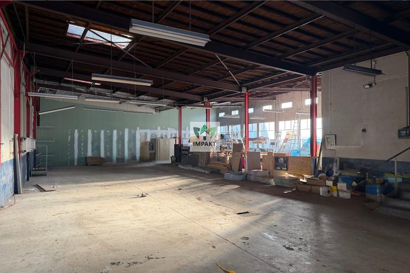 Entrepôt - 605 m²
