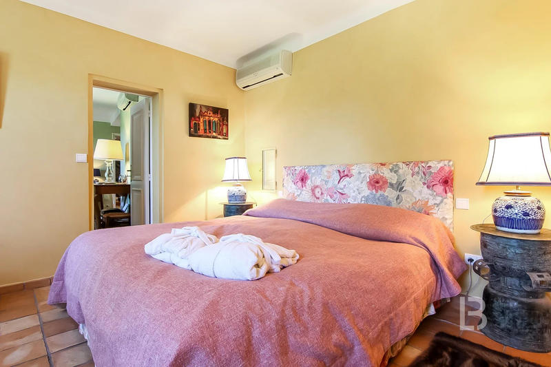 Maison - 368 m² - 10 pièces