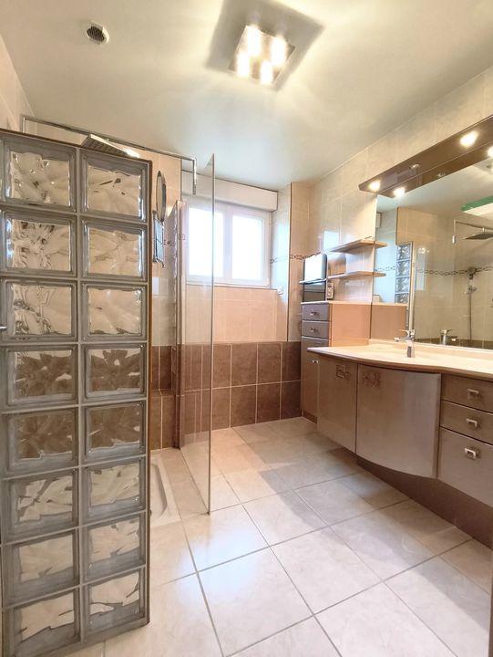 Maison - 229 m² - 9 pièces