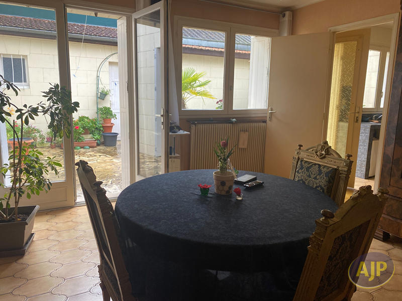 Maison - 220 m² - 8 pièces