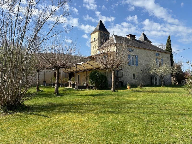 Maison - 234 m² - 10 pièces