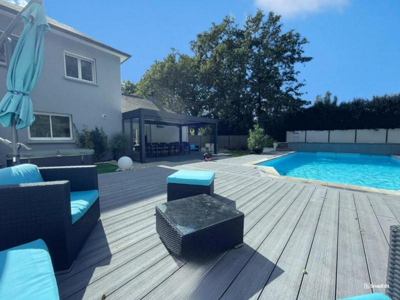 Maison - 180 m² - 10 pièces