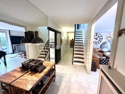 Demeure - 251 m² - 8 pièces