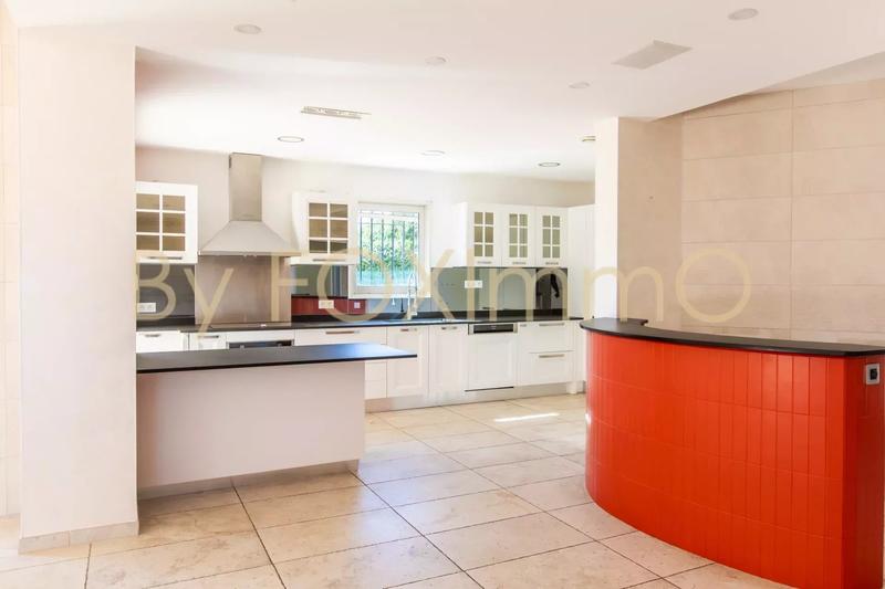 Maison - 334 m² - 8 pièces