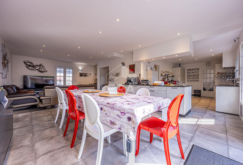 Maison - 328 m² - 9 pièces