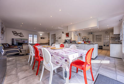 Maison - 328 m² - 9 pièces