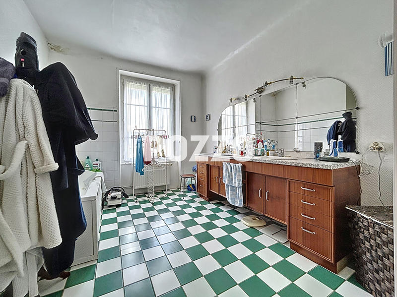 Maison - 305 m² - 10 pièces