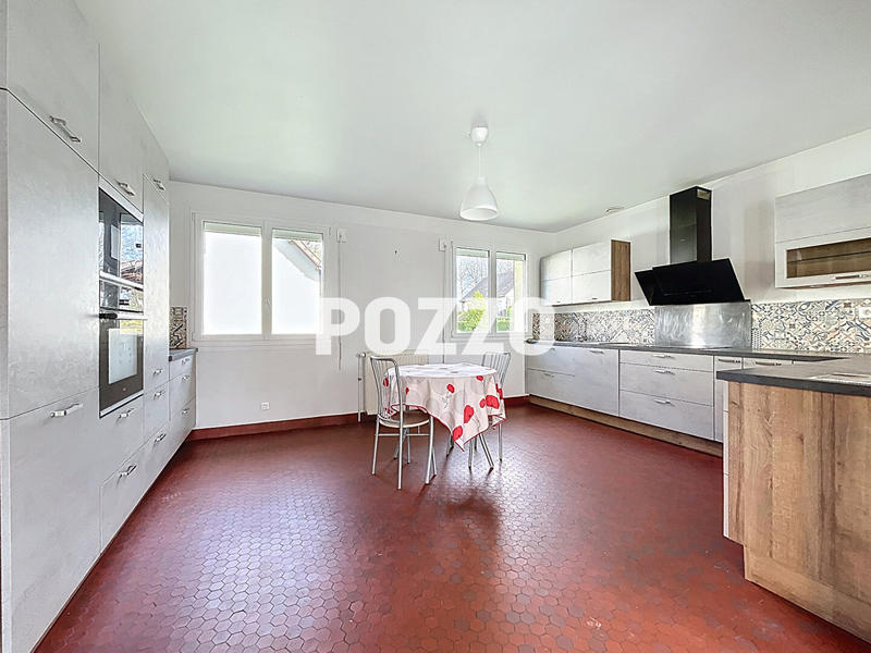 Maison - 198 m² - 9 pièces