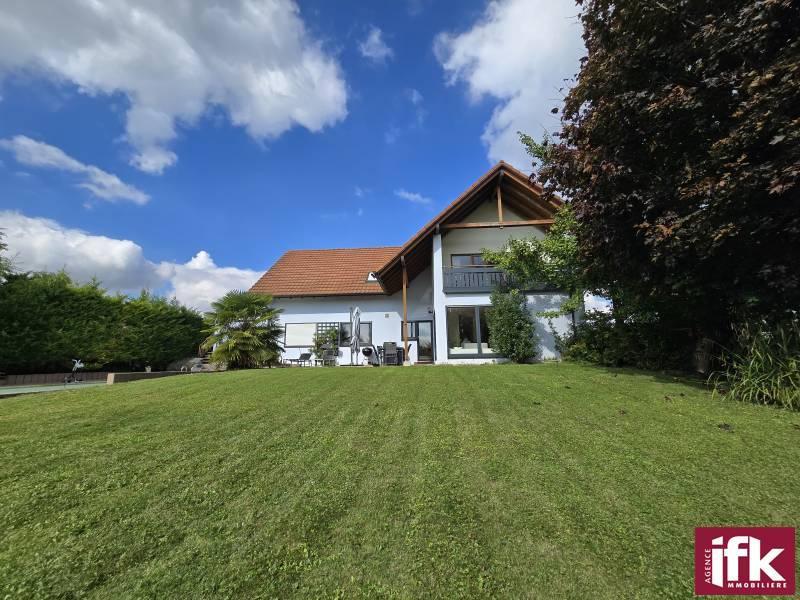 Propriété - 249 m² - 9 pièces