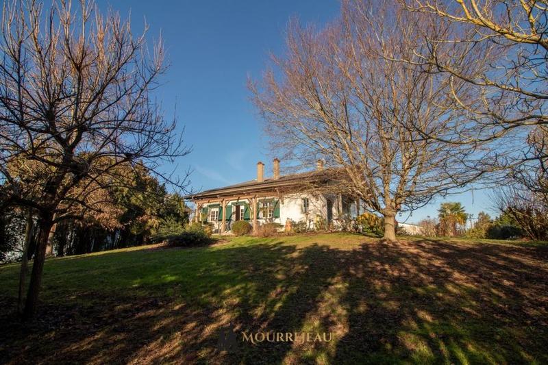 Maison - 260 m² - 8 pièces