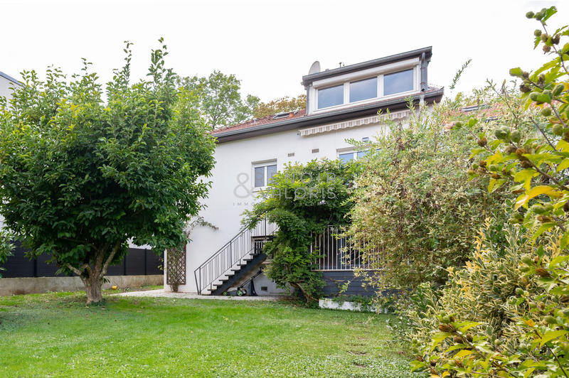 Maison - 168 m² - 9 pièces