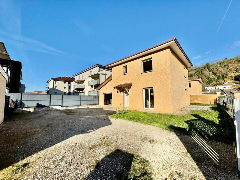 Maison - 96 m² - 4 pièces