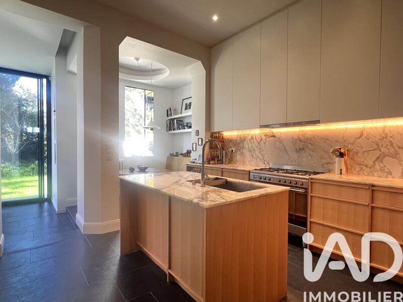 Maison - 320 m² - 11 pièces