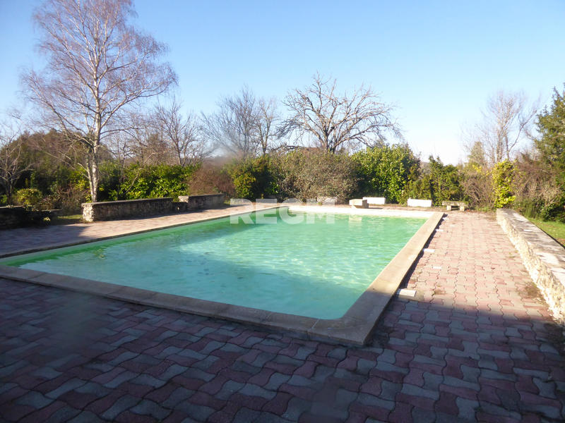 Propriété - 800 m² - 25 pièces