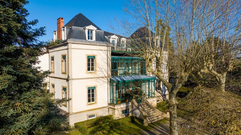 Maison - 3 512 m² - 48 pièces