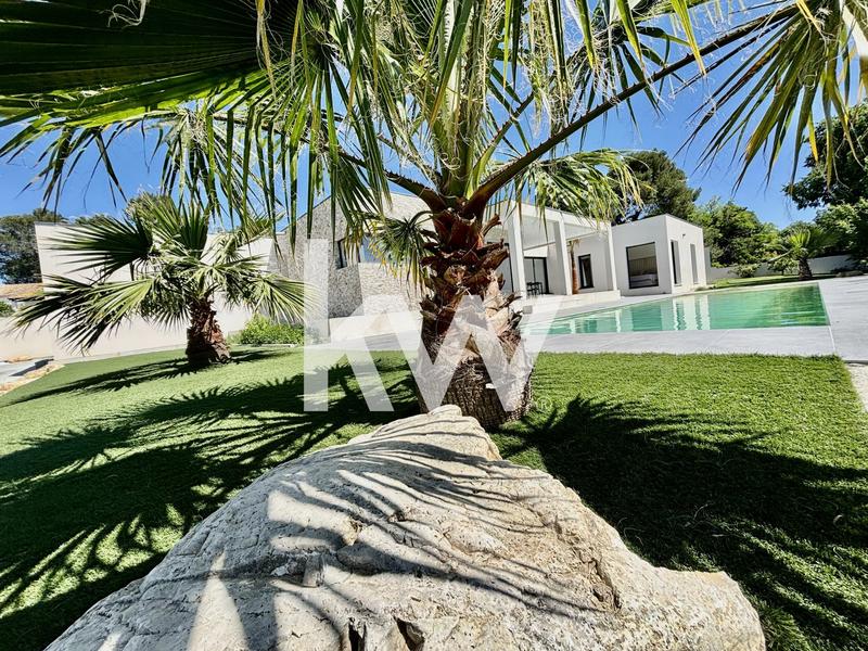 Maison - 230 m² - 8 pièces