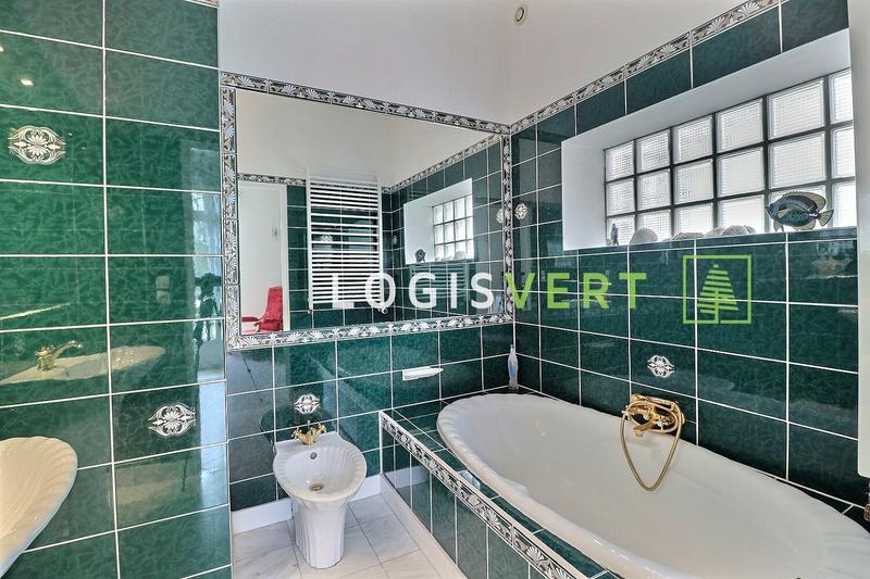 Maison - 225 m² - 9 pièces