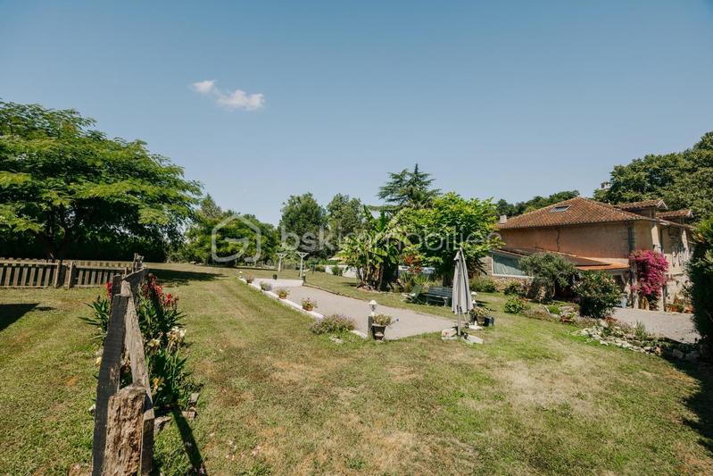 Demeure - 293 m² - 9 pièces