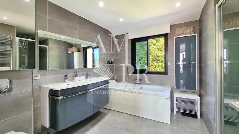 Villa - 185 m² - 7 pièces