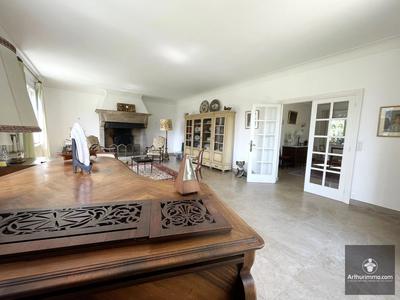 Maison - 318 m² - 11 pièces