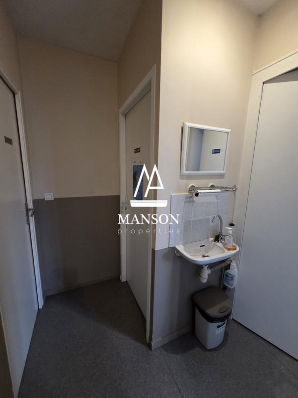 Local d'activités - 300 m² - 9 pièces