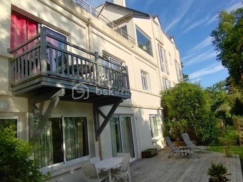 Propriété - 294 m² - 9 pièces