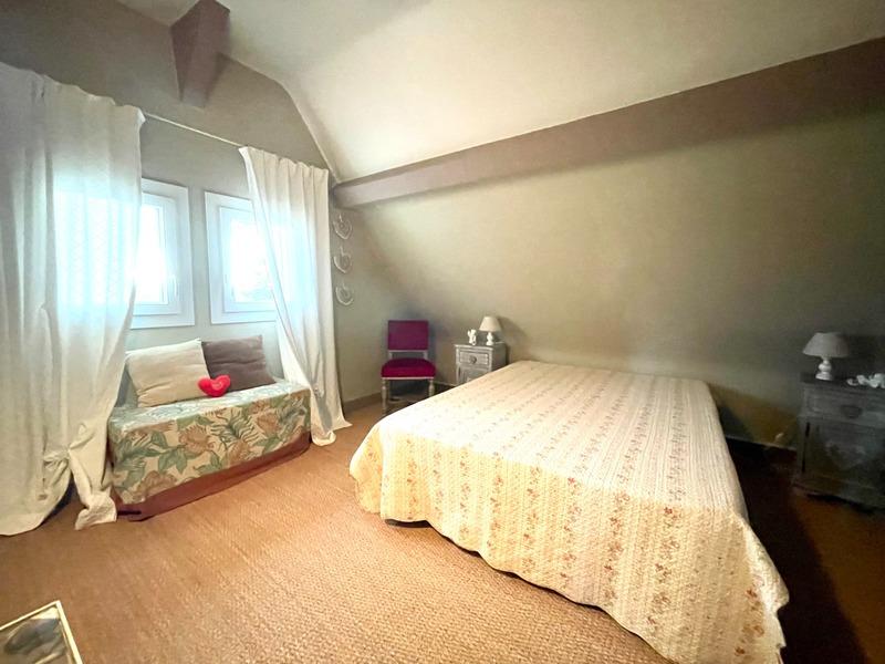 Maison - 225 m² - 9 pièces