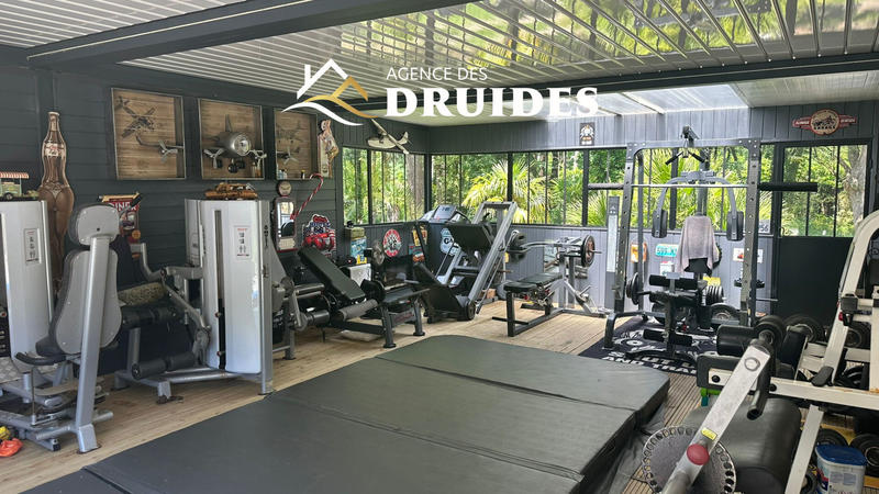 Maison - 235 m² - 8 pièces