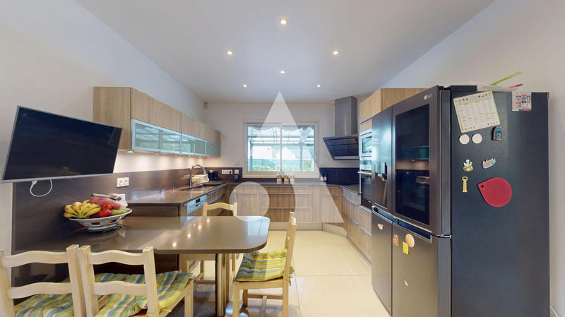 Maison - 270 m² - 8 pièces