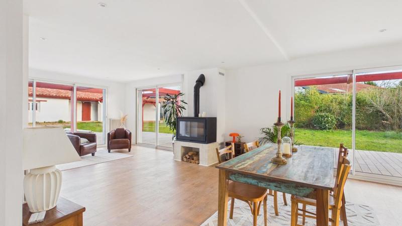 Maison - 325 m² - 7 pièces