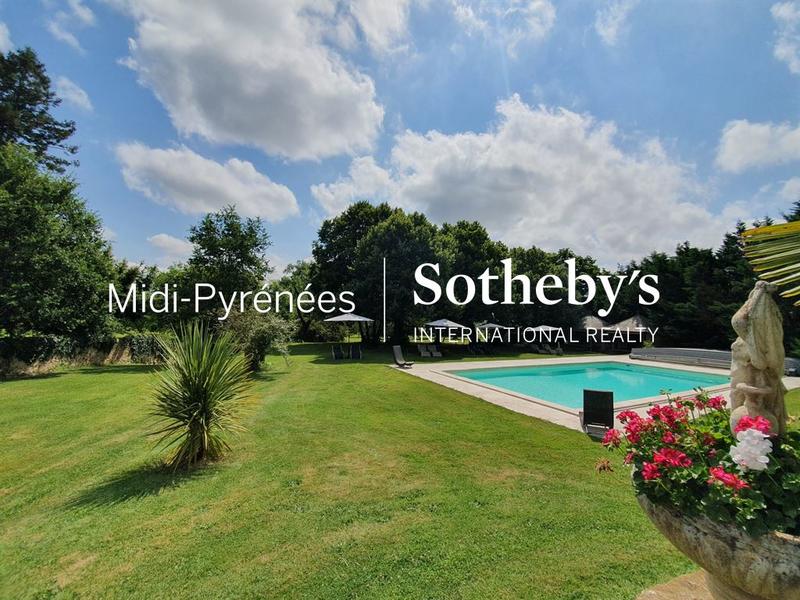 Propriété - 661 m² - 16 pièces