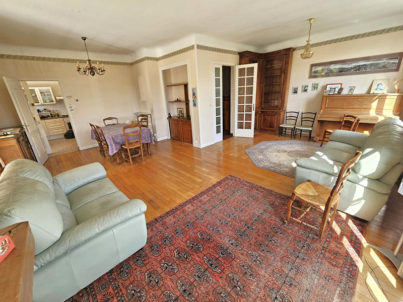 Maison - 214 m² - 8 pièces