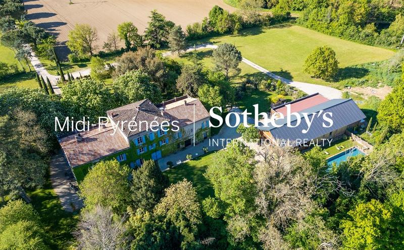 Maison - 1 000 m² - 20 pièces