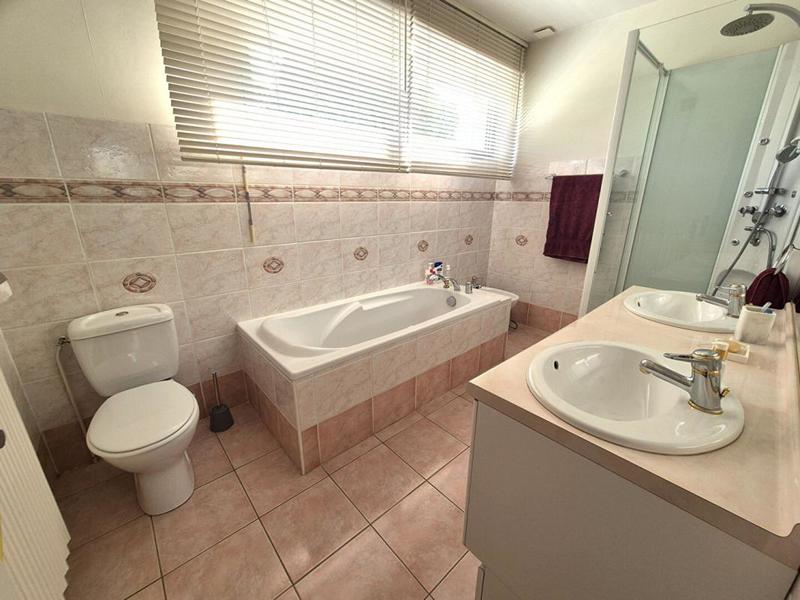 Maison - 245 m² - 9 pièces