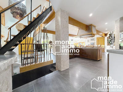 Maison - 220 m² - 6 pièces