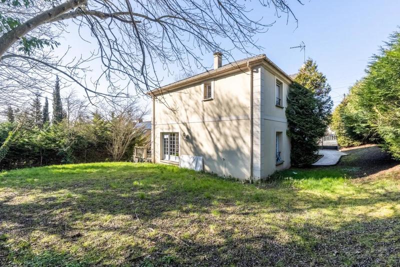 Maison - 220 m² - 7 pièces